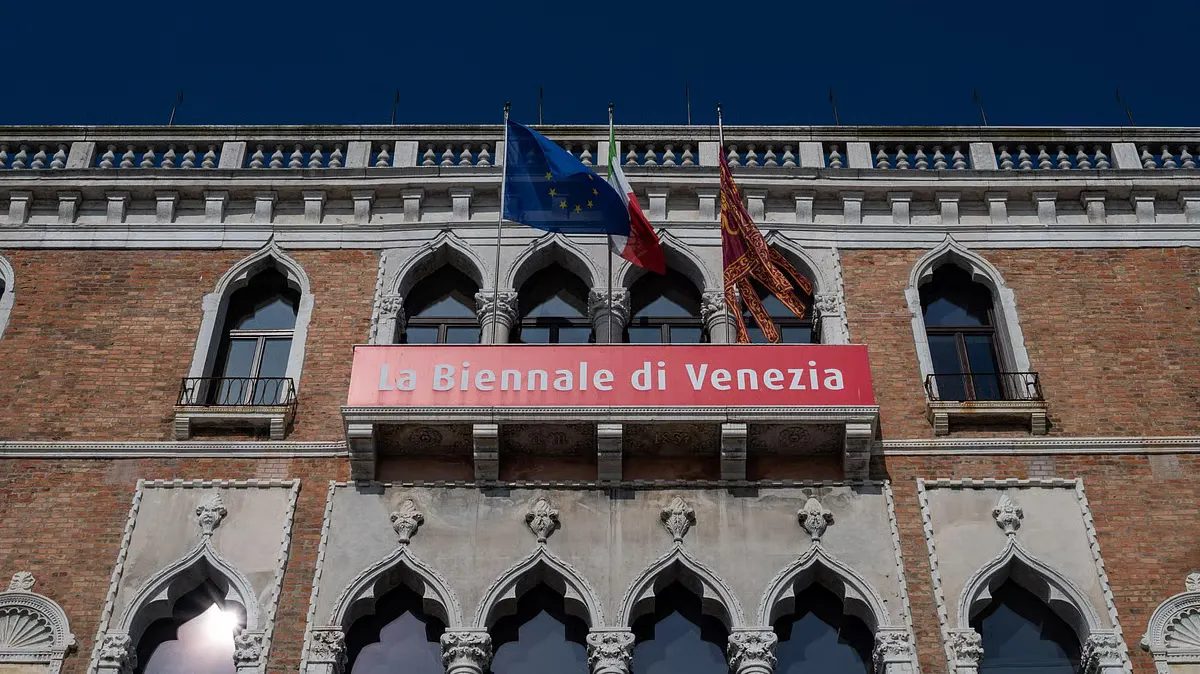 Европейская комиссия прекратила грантовое финансирование Венецианской биеннале современного искусства в размере 2 млн евро, выразив политическое несогласие с допуском официального российского павильона к участию в выставке.