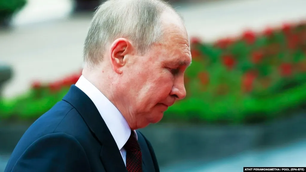 Госопрос ВЦИОМ зафиксировал падение одобрения деятельности Владимира Путина седьмую неделю подряд: показатель опустился до 65,5%, что стало одним из минимальных значений за последние четыре года.