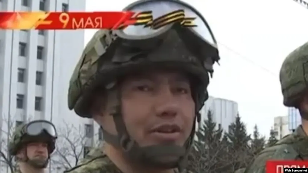 Кировский районный суд Хабаровска отправил в СИЗО двоих подозреваемых по делу о взрыве в селе Князе-Волконское. Следствие связывает задержанных с подрывом на территории военного гарнизона; в результате взрыва, по данным источников, погиб офицер.