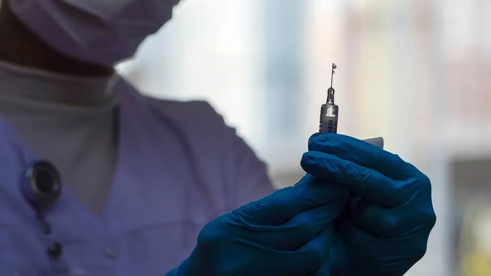 Российские ученые разрабатывают генотерапевтический препарат, который должен блокировать ген, запускающий возрастные изменения клеток. Проект реализуется в рамках нацпроекта «Новые технологии сбережения здоровья» с бюджетом более 2 трлн рублей.