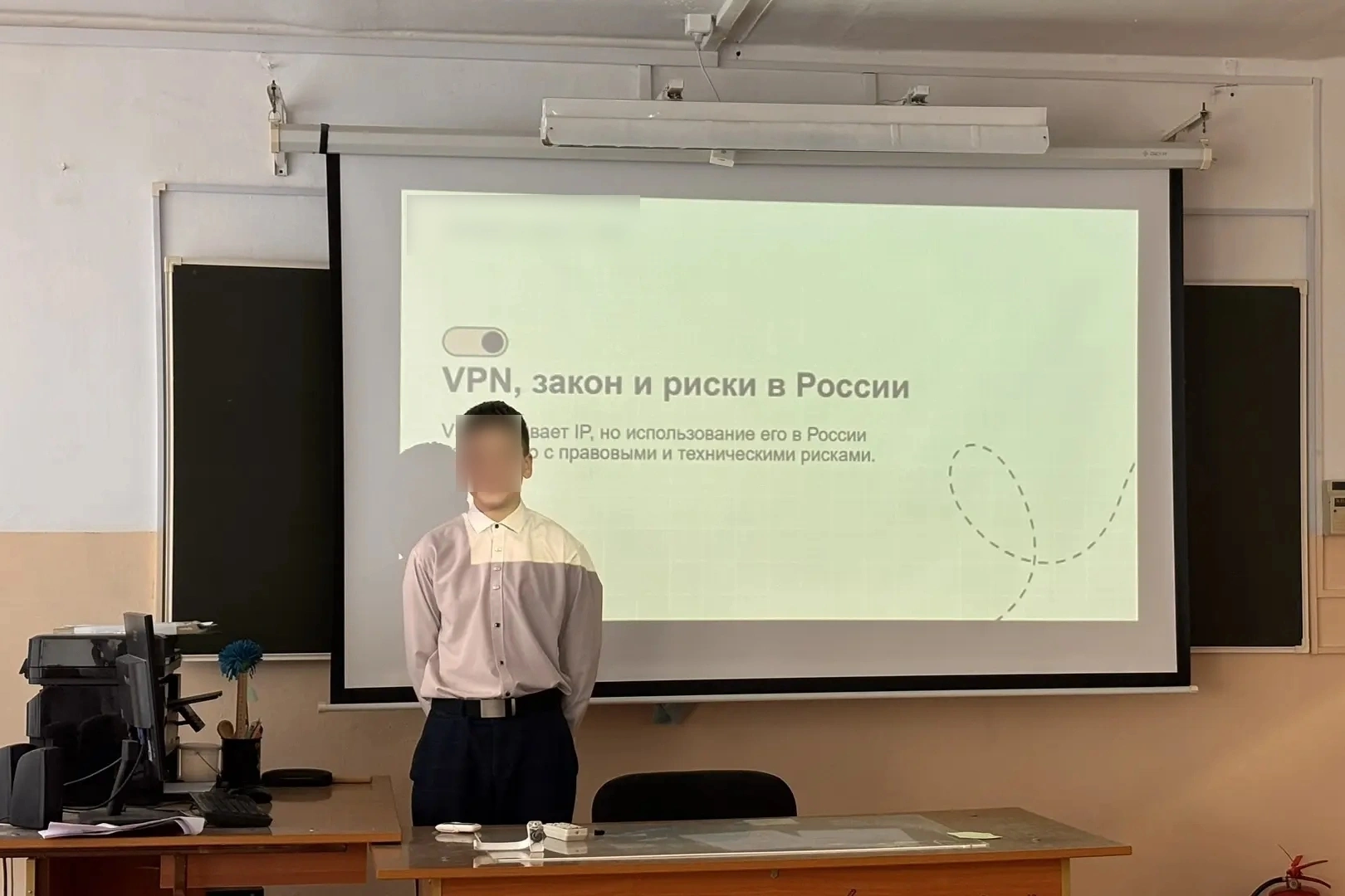 В школах разных регионов России начали проводить специальные уроки, на которых ученикам и родителям рассказывают о рисках использования VPN-сервисов, утечках персональных данных и юридических последствиях онлайн-активности.
