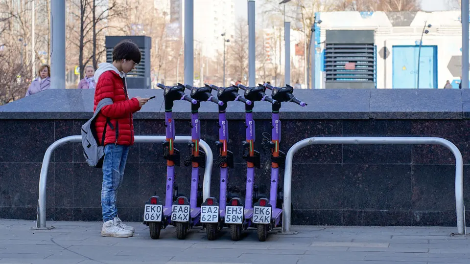 Столичные исследователи транспортной сферы предлагают разрешить аренду электросамокатов и контроль их владельцев только через государственный мессенджер «Мах», превратив его в единую точку входа для сервисов кикшеринга и инструмент отслеживания поездок и нарушений ПДД.