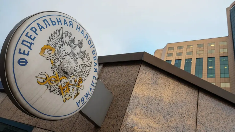 Повышение налоговой нагрузки и изменение спецрежимов для малого и самозанятого бизнеса привели к падению поступлений в бюджет, несмотря на рост сборов по новым системам и отказ от льгот по страховым взносам.