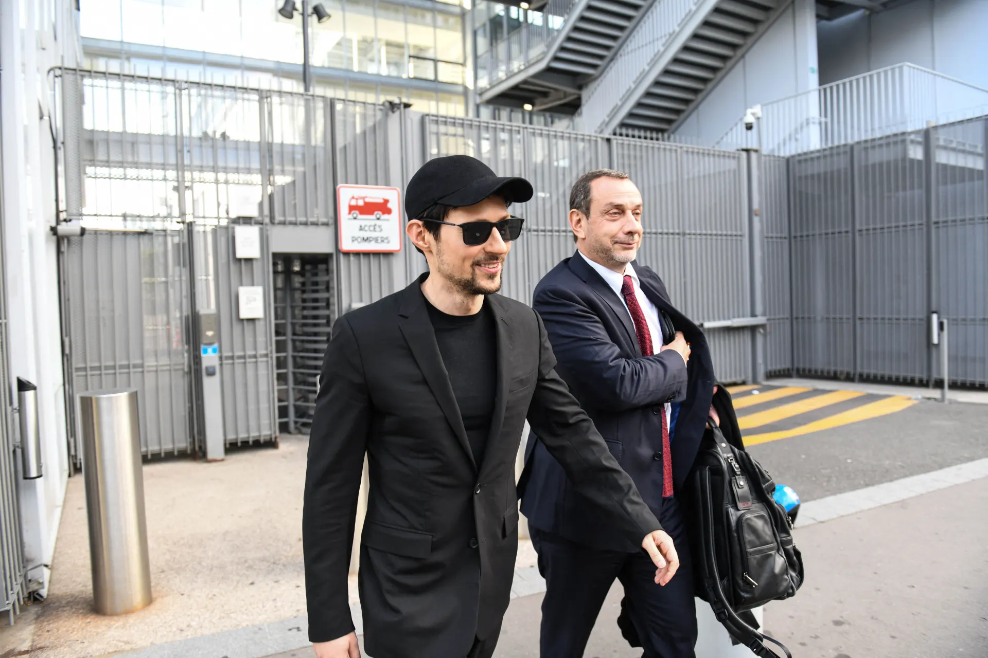 Основатель Telegram опубликовал шансон-композицию «Свой живой интернет», созданную с помощью нейросети и посвящённую обходу блокировок, на фоне сообщений о давлении силовых структур и ограничениях работы мессенджера в России.