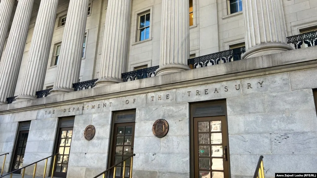 Минфин США ввёл санкции против восьми человек и четырёх компаний из Ирана, Турции и ОАЭ, обвинённых в содействии иранским закупкам оружия, ракет и беспилотников, а также заблокировал эксплуатацию двух самолётов, связанных с авиакомпанией Mahan Air.