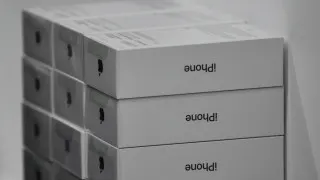 Российские продавцы накопили избыточные запасы премиальных смартфонов Apple и Samsung из‑за падения спроса: продажи устройств снижаются, а ритейлеры вынуждены резко сокращать цены и распродавать складские остатки.