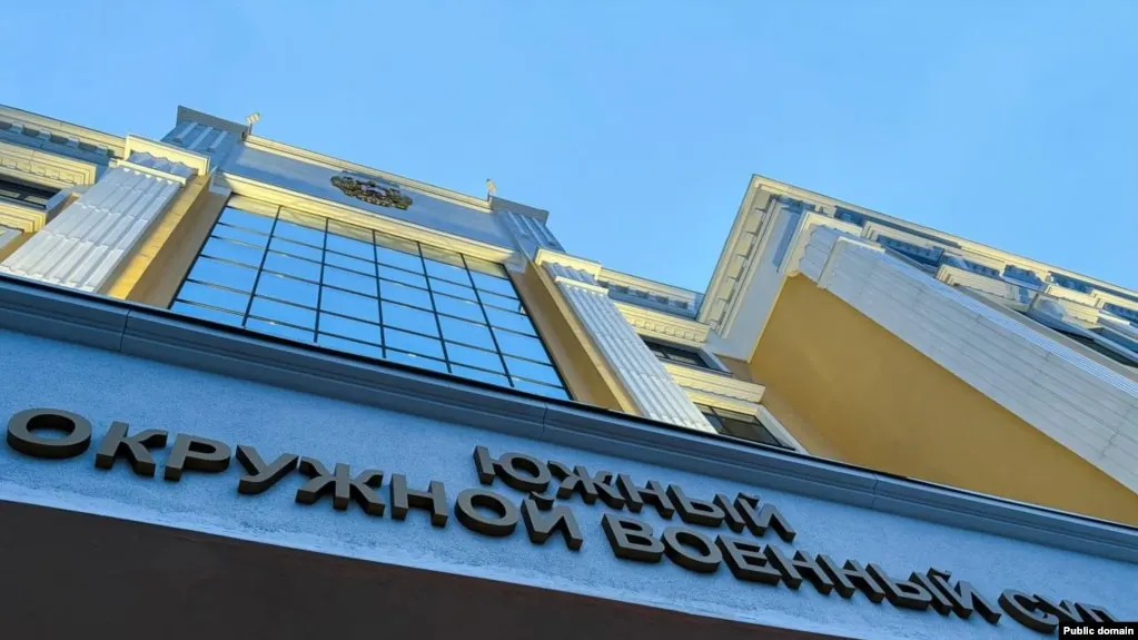 Южный окружной военный суд приговорил трёх жителей Ростова-на-Дону к срокам от восьми до десяти лет строгого режима по делу о подготовке поджога двух военкоматов. Самому старшему из осуждённых на момент задержания было 21 год, часть обвинений основана на показаниях засекреченной свидетельницы, сотрудничавшей с ФСБ.