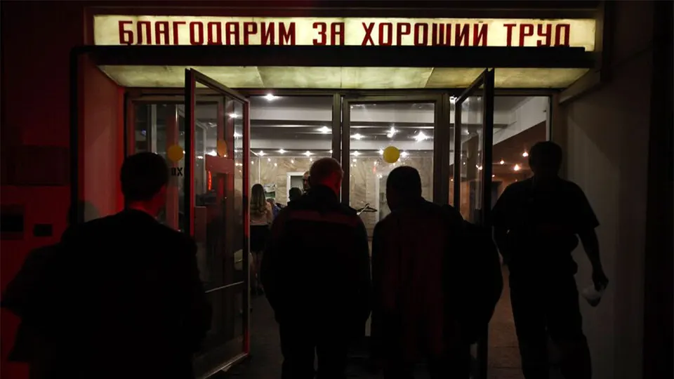 Роструд зафиксировал более 105 тысяч работников бюджетной сферы, рекомендованных к увольнению. Сокращения затронут в первую очередь Москву и ряд регионов и связаны с дефицитом федерального и региональных бюджетов, а также курсом на «повышение производительности труда».