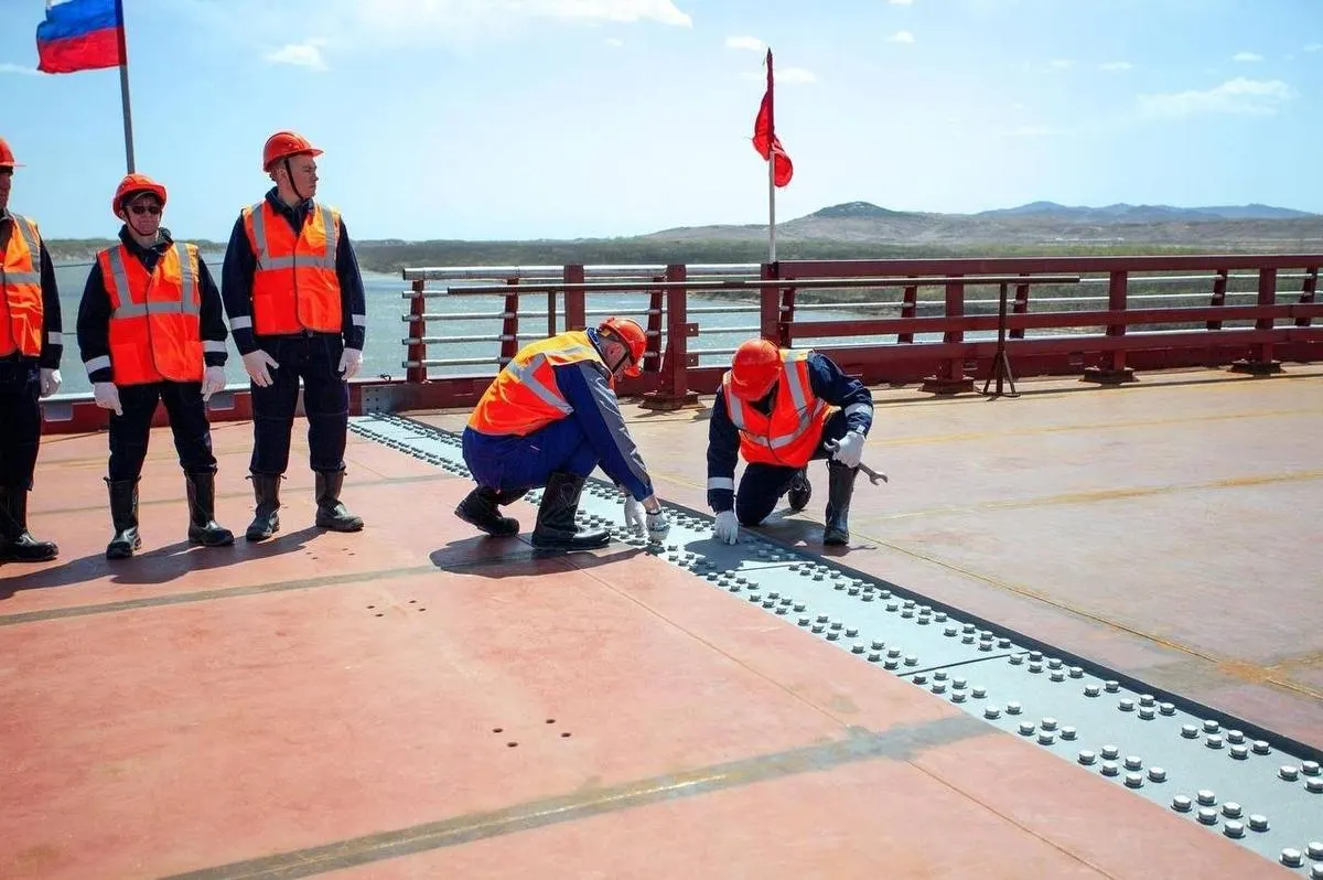 К июню 2026 года через реку Туманная планируют открыть первый прямой автомобильный переход между Россией и КНДР. Новый мост и расширение пункта пропуска «Хасан» должны увеличить торговлю и улучшить приграничную логистику.