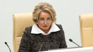 Спикер Совета Федерации Валентина Матвиенко призвала россиян разъезжаться из мегаполисов, строить большие дома, заводить многодетные семьи и высаживать цветы во дворах, называя обезлюдивание территорий стратегической угрозой на фоне затяжного демографического кризиса.