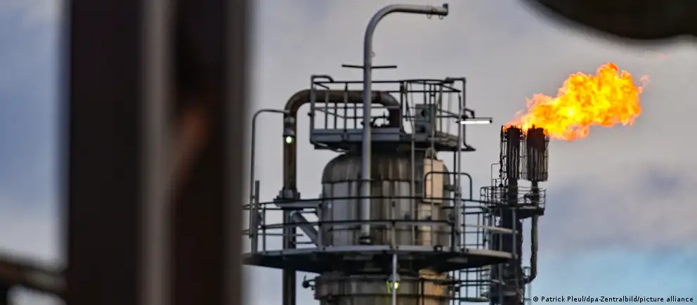 С мая 2026 года по трубопроводу «Дружба» перестанут проходить поставки казахстанской нефти в Германию. Это напрямую затронет НПЗ в Шведте — эксперты оценивают мотивы решения и возможные экономические последствия.