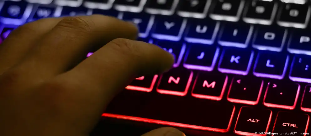 Минцифры разрабатывает меры, по которым использование VPN для доступа к запрещённым ресурсам будут считать международным трафиком и облагать платой — в первую очередь для мобильных сетей. Последствия могут затронуть пользователей и операторов связи.