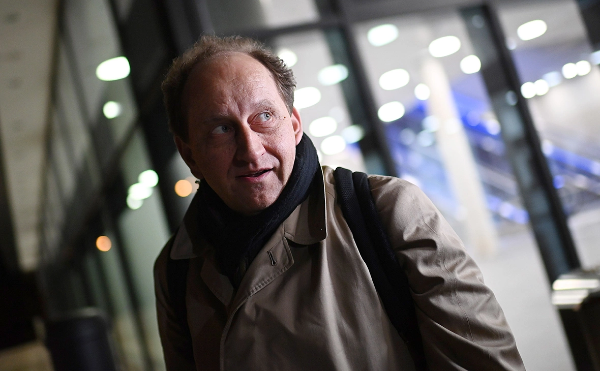 Российское МИД объявил протест послу Германии после встречи немецкого парламентария с главой непризнанной ЧРИ Ахмедом Закаевым. Ранее в Чечне ЧРИ признали террористической организацией; Закаеву приписывают формирование батальона, действующего на стороне Украины.