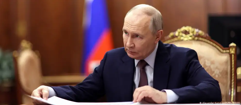 Новый закон меняет порядок антикоррупционного контроля: власти больше не будут проверять сделки, совершенные чиновниками и их семьями до их прихода на госслужбу или регистрации брака, а в декларациях о доходах теперь нужно указывать только суммарный семейный доход.