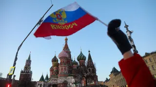 Объем просроченных долгов российских компаний перед поставщиками и контрагентами превысил 8,2 трлн рублей, что соответствует почти 4% ВВП. Основной рост задолженности пришёлся на обрабатывающую промышленность и торговлю, а ключевой причиной эксперты называют усиление налоговой нагрузки и сокращение бюджетных расходов.