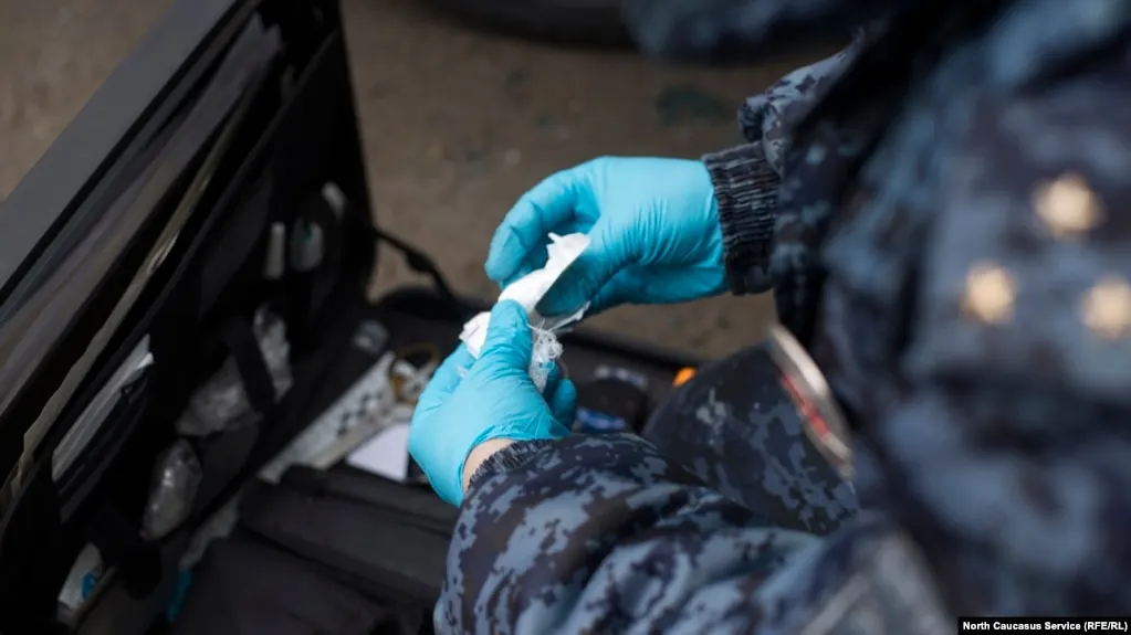 Кабинет министров согласен одобрить инициативу Верховного суда о расширении принудительного лечения и альтернатив лишению свободы для части осужденных за наркопреступления, если из проекта исключат снижение максимальных сроков за хранение наркотиков в крупном и особо крупном размерах.