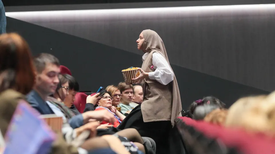 Ассоциация владельцев кинотеатров предлагает с 30 апреля по 11 мая сосредоточиться на российских релизах и не показывать зарубежные фильмы без прокатных удостоверений, в том числе на фоне обсуждения квотирования иностранного кино.