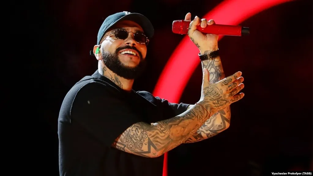 Евросоюз утвердил новый пакет ограничительных мер, включив в санкционный список музыканта Тимати, директора Эрмитажа Михаила Пиотровского, начальника войск РХБЗ Алексея Ртищева и ряд крупных нефтяных компаний.