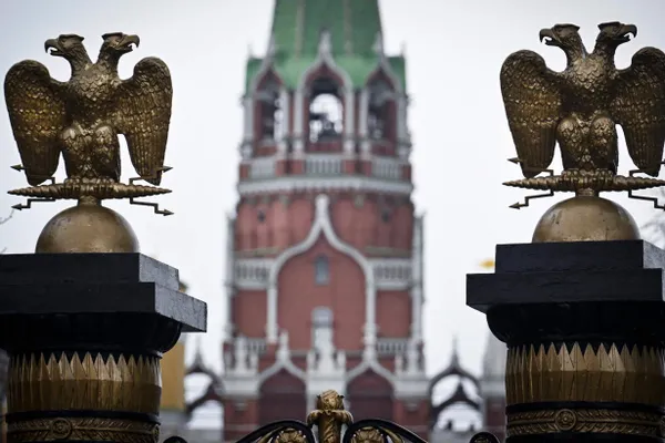 В ряде фильмов на российских стримингах стали показывать титры о вырезанных или скрытых фрагментах. Платформы указывают, что маркировку добавляют правообладатели, а рост самоцензуры связывают с новыми законодательными ограничениями.