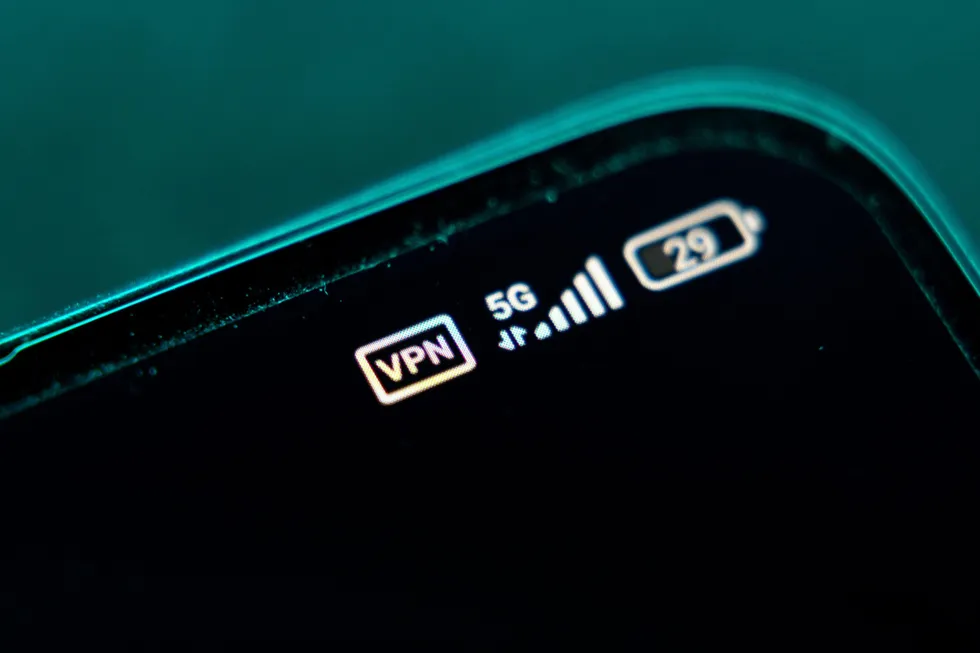 Ассоциация «Отечественный софт» направила в правительство обращение с критикой нынешней политики блокировок в Рунете. Разработчики считают ограничения VPN технически неэффективными и опасными для работы интернета и ИТ-отрасли и предлагают создать совместный с профессиональным сообществом орган для выработки новой стратегии.