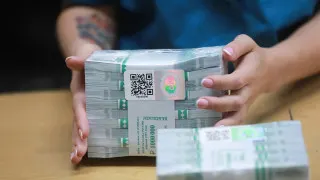 За одну неделю россияне сняли со счетов около 240 млрд рублей, опасаясь сбоев безналичных платежей и усиленного контроля за переводами на карты. На фоне планов властей по ограничению наличных эксперты предупреждают о риске роста теневой экономики.