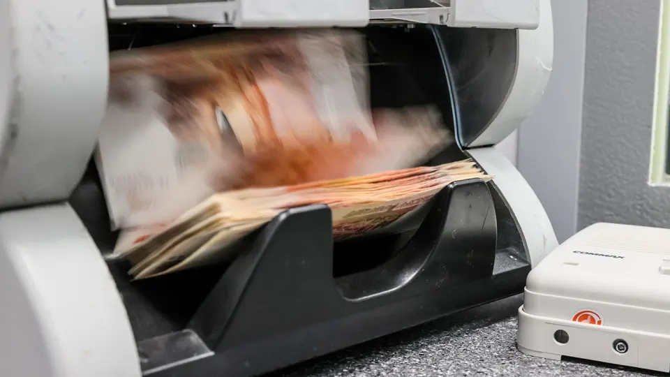 По данным Росстата, сальдированная прибыль бизнеса в январе—феврале составила 3,4 трлн руб. — на 33,1% меньше, чем годом ранее. Сокращение затронуло большинство отраслей и усиливает риски для инвестиций и платежной дисциплины.