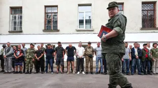 Минобороны подготовило поправки, позволяющие проверять военнослужащих на состояние опьянения на месте службы с помощью экспресс-тестов, без обязательной доставки в медучреждение. Инициатива объясняется трудностями транспортировки личного состава в условиях боевых действий и сообщениями о наборе в армию людей с алкогольной зависимостью.