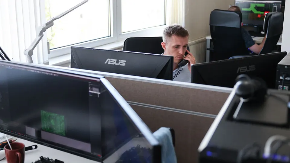 Российские компании планируют использовать иностранное программное обеспечение как минимум до 2030–2031 годов, несмотря на курс на импортозамещение. На фоне сохраняющейся смешанной IT‑инфраструктуры в Госдуме обсуждают возможные ограничения для коммерческих организаций и ужесточение сроков перехода на отечественный софт.