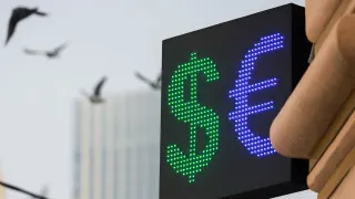 Курс рубля укрепился до минимальных с февраля 2023 года значений по отношению к доллару и другим основным валютам на фоне роста нефтяных цен и изменения бюджетной политики.