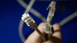 Крупные разработчики софта предложили создать специальный орган для выработки более взвешенной политики интернет-блокировок, предупредив о рисках массовых отключений и запрета VPN для работы Рунета и российской IT‑отрасли.