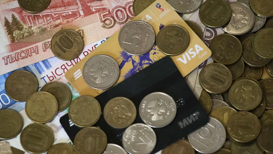 Центробанк и Федеральная налоговая служба обсуждают критерии, по которым переводы между людьми будут считаться предпринимательской деятельностью и облагаться налогом. Среди «красных флагов» — переводы из других регионов, массовые операции в рабочее время и частые перечисления; автоматические проверки могут запускаться при превышении порогов (2,4 млн руб. в год или 200 тыс. руб. в месяц).