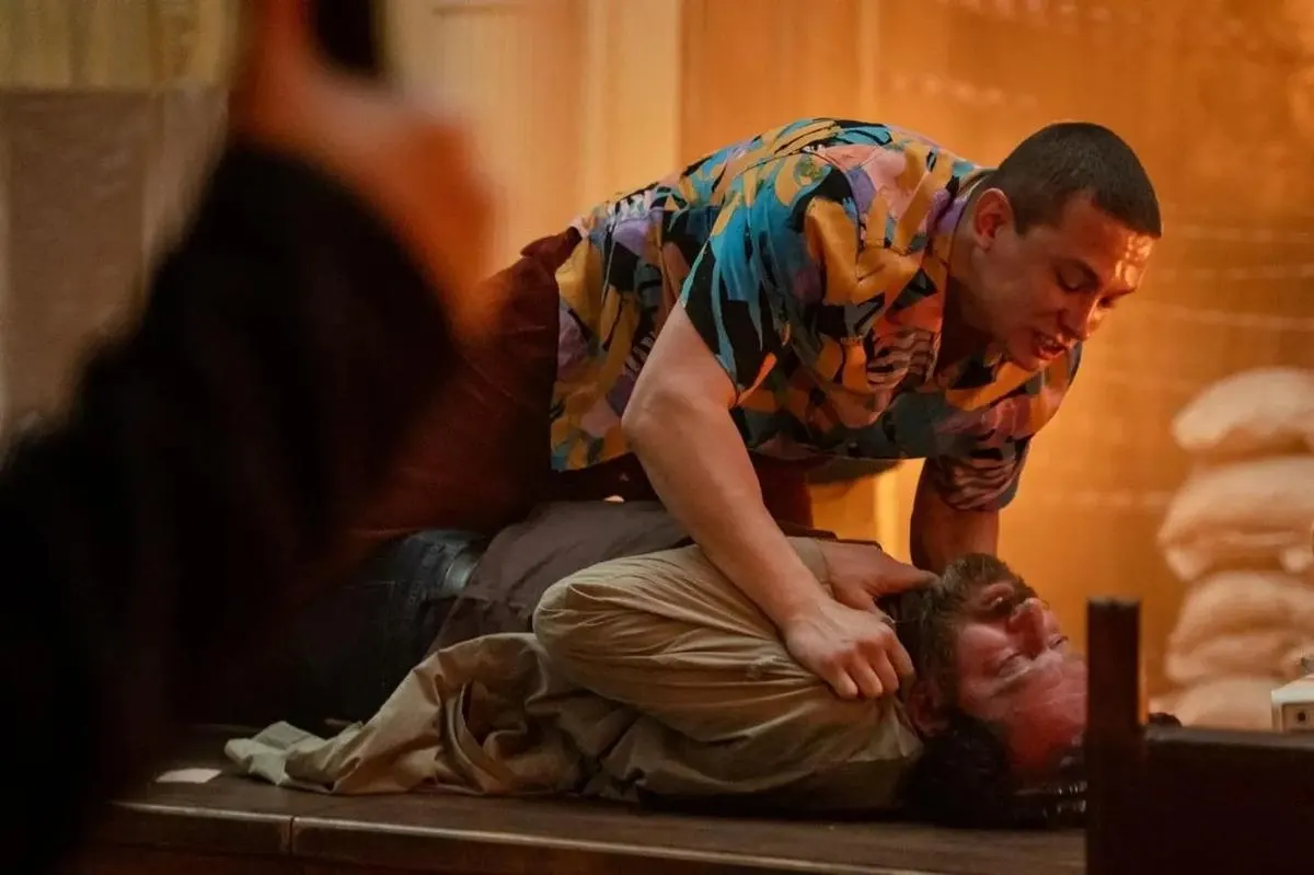 Онлайн‑кинотеатры убрали третий сезон «Метода» по распоряжению Минюста: эксперты усмотрели в нём материалы, дискредитирующие традиционные духовно‑нравственные ценности. Конкретные эпизоды не названы, продюсер предупреждает о риске для жанрового кино.