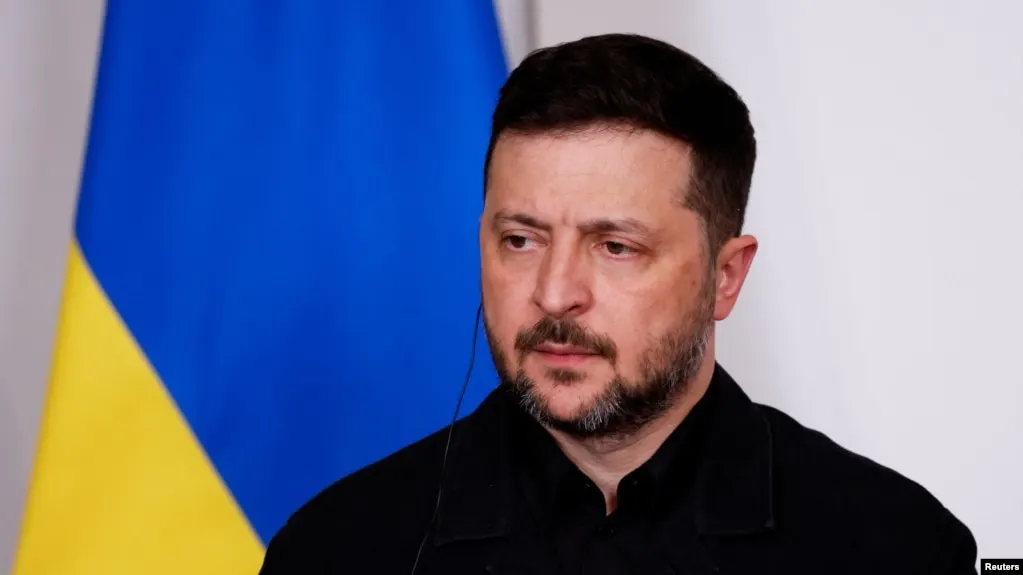 Президент Украины заявил, что предложение объявить перемирие на период Дня Победы может преследовать цель обеспечить безопасность парада и затем возобновить атаки. Он при этом поддерживает меры, защищающие гражданских и способствующие обмену пленными. Кремль настаивает, что решение о перемирии — инициатива Москвы; США также упоминали идею краткого прекращения огня.