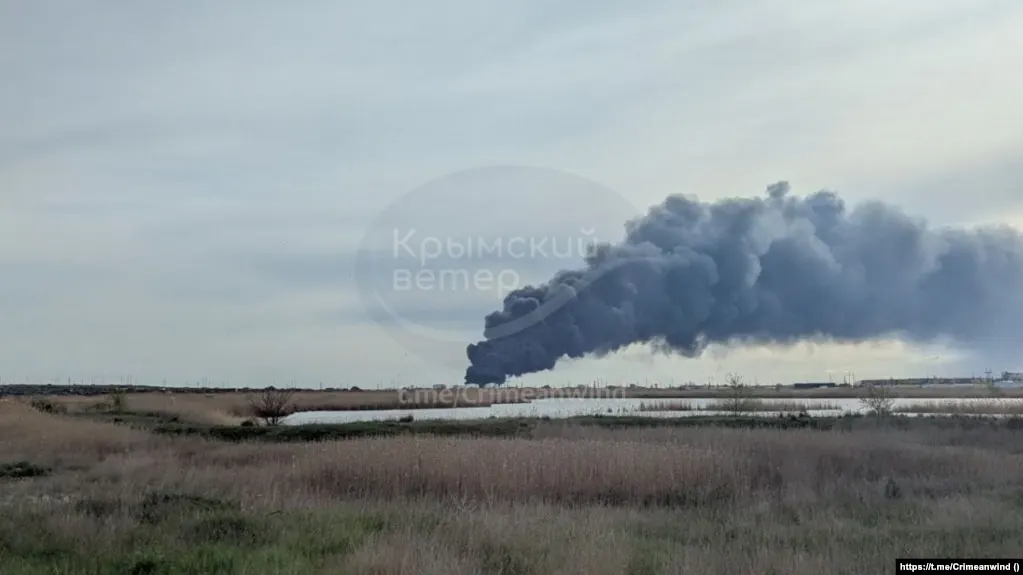 В ночь на четверг беспилотники атаковали промышленные и энергетические объекты в Самарской и Нижегородской областях, аннексированном Крыму и Туапсе: есть погибший и раненые, горят нефтяные резервуары и заводы.
