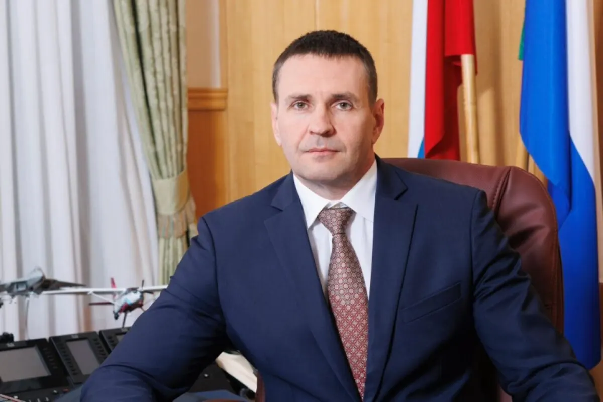 Губернатор Хабаровского края сообщил, что пополнить парк аппаратов МРТ оперативно не удаётся: часть оборудования направляют для нужд СВО. В результате регион обеспечивает 0,6 аппарата на 100 тыс. жителей, а жителям Амурска приходится ездить за обследованиями по 50 км.