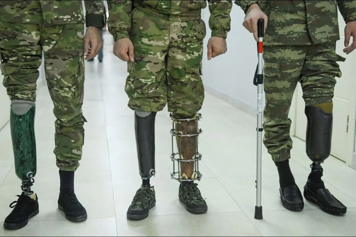 Минтруд подготовил проект постановления, по которому квоты на трудоустройство людей с инвалидностью, включая участников боевых действий, должны действовать не только в филиалах и представительствах, но и в каждом магазине, офисе и цехе крупных компаний. Бизнесу при этом не обещают компенсаций за создание специальных рабочих мест и адаптацию инфраструктуры.