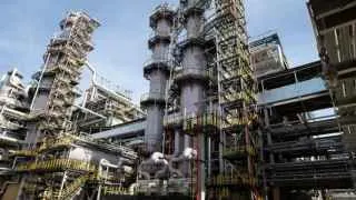 Сызранский НПЗ временно прекратил переработку нефти после удара беспилотников, повреждена ключевая установка первичной переработки. Это уже третий российский НПЗ за неделю, остановленный из‑за атак БПЛА, что усиливает риск дефицита топлива и вынуждает власти ужесточать контроль над отраслью.