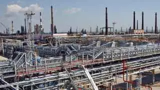 Атаки дронов привели к остановке переработки нефти на Новокуйбышевском, Туапсинском и ряде других крупных российских нефтеперерабатывающих заводов, что уже отразилось на работе инфраструктуры и биржевой торговле топливом.