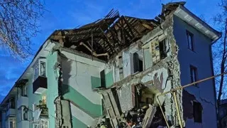 В Сызрани один из украинских беспилотников попал в жилую многоэтажку, частично обрушился подъезд, из-под завалов спасены 11 человек, в том числе двое детей; еще один дрон ударил по десятиэтажному дому. Ночью системы ПВО сообщили о перехвате свыше 150 беспилотников над несколькими регионами России, временно ограничивалась работа ряда аэропортов.