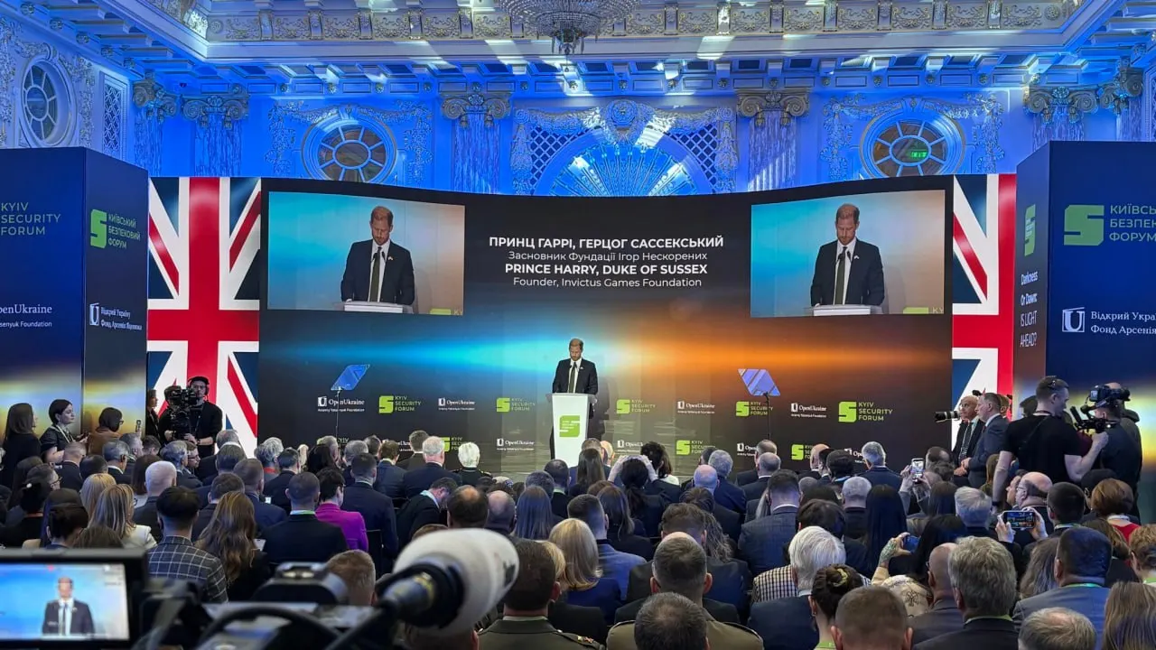 Герцог Сассекский, прибывший в Украину как частное лицо, на форуме в Киеве обратился к Владимиру Путину с призывом прекратить войну и напомнил США о данных Киеву гарантиях безопасности после отказа от ядерного оружия.