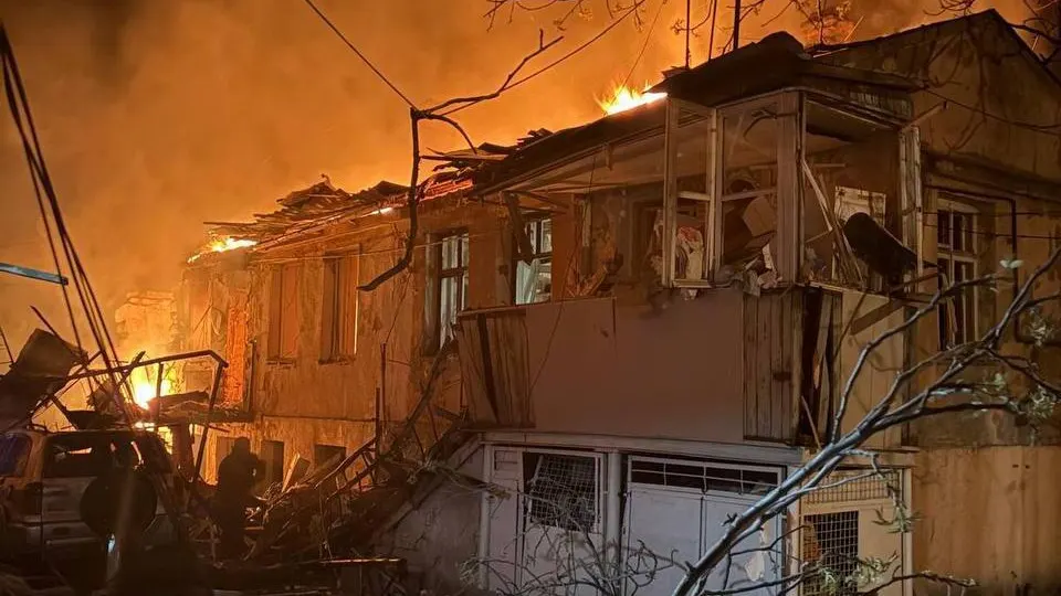 В результате ночной атаки российских беспилотников на жилые кварталы Одессы погибли два человека, пострадали 15, повреждены и частично разрушены несколько домов.