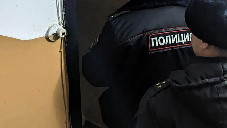 Двое молодых людей оставили на дверях квартир троих сотрудников Роскомнадзора молотки с бурой жидкостью. ФСБ задержала подозреваемых, одному из них — несовершеннолетнему — грозит проверка; дело возбуждено по статье о хулиганстве. Инцидент произошёл на фоне масштабной блокировки Telegram и резкого роста спроса на VPN-сервисы.