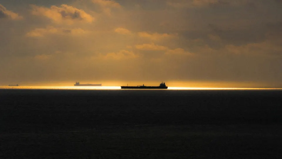 Из-за ужесточения контроля в Швеции и угроз проверок в Великобритании российские подсанкционные танкеры выбирают более длинные и дорогие маршруты в Балтийском море и вокруг Британских островов.