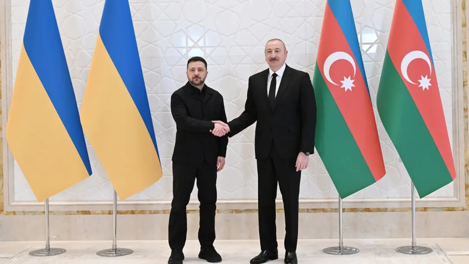 Президенты Украины и Азербайджана на встрече в Габале подтвердили взаимную поддержку суверенитета и территориальной целостности, подписали ряд соглашений, в том числе по оборонно-промышленному комплексу, и обсудили перспективы мирных переговоров при посредничестве Баку.