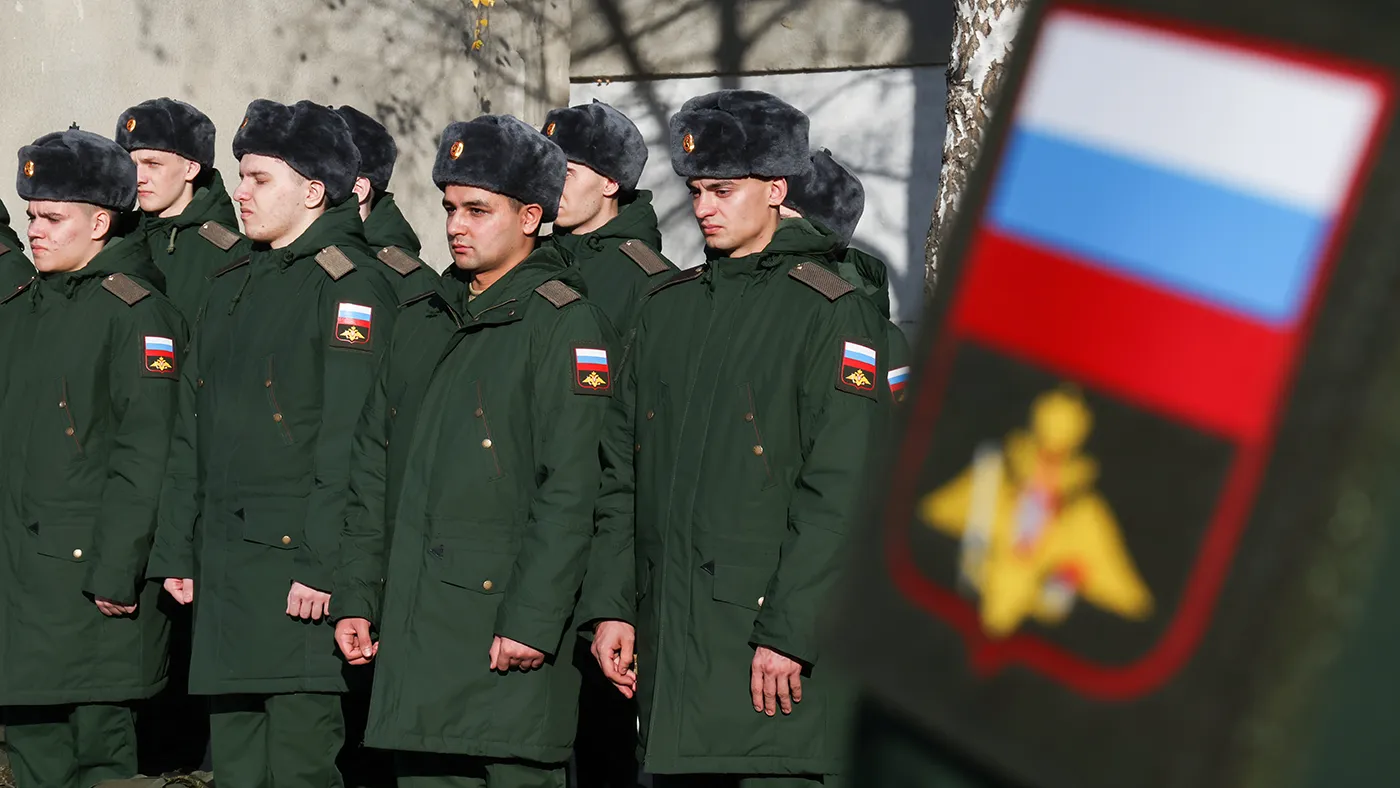 21‑летний срочник пропал после боевой задачи в Воронежской области. После жалоб контракт признали незаконным и возбудили уголовное дело по факту принуждения, однако практика оформления контрактов под давлением в части продолжается.