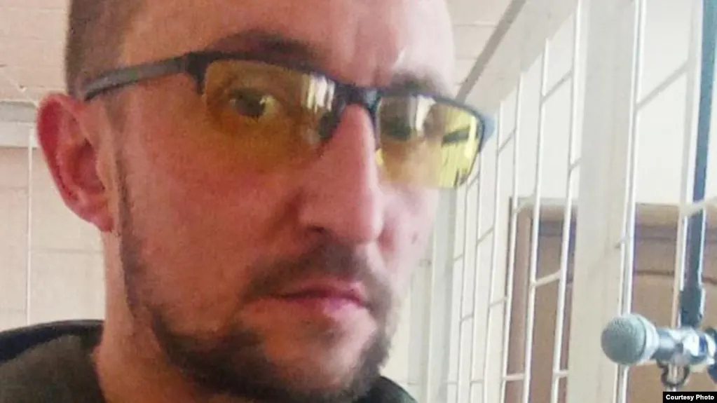 2-й Восточный окружной военный суд в Новосибирске назначил Юрию Измайлову общий срок в 18 лет по статьям о причастности к террористической организации и госизмене; близкие называют переписку провокацией.