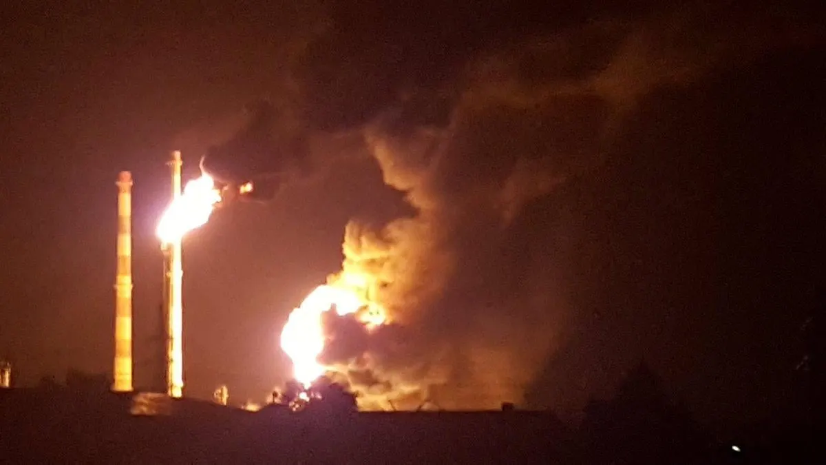 После атаки беспилотников на нефтеперерабатывающий завод NORSI в Нижегородской области была выведена из строя ключевая установка — это привело к существенному снижению переработки нефти; в центральных регионах фиксируют сбои на других НПЗ и жертвы после атак.