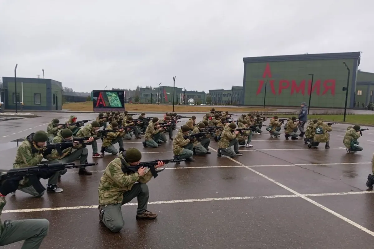 За последние пять лет на создание и работу центров обязательных военных сборов для школьников направлено как минимум 50 млрд рублей. В планы входит расширение сети подобных объектов по стране.
