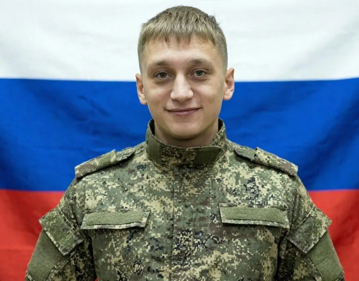 23-летний студент заключил контракт на службу оператором БПЛА в январе 2026 года и погиб в апреле. Приёмная мать утверждает, что из его колледжа также ушли и не вернулись другие ребята.