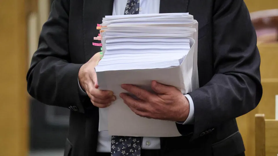 По оценке аналитиков, в 2025 году почти треть федеральных расходов оказалась в закрытой части бюджета — около 12,3 трлн из 42,9 трлн. Частичный перенос трат и рост расходов на оборону послужили основной причиной перераспределения.